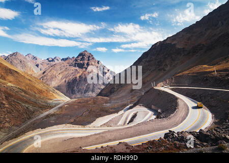 Serpentinenstraße an Anden zwischen Santiago de Chile und Mendoza, Argentinien Stockfoto