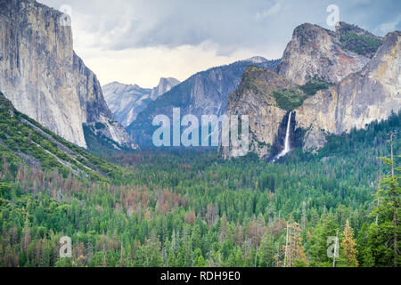 Yosemite valley ab Tunnel anzeigen Vista Point in einer stürmischen Sommer Tag gesehen, Yosemite National Park, Kalifornien Stockfoto