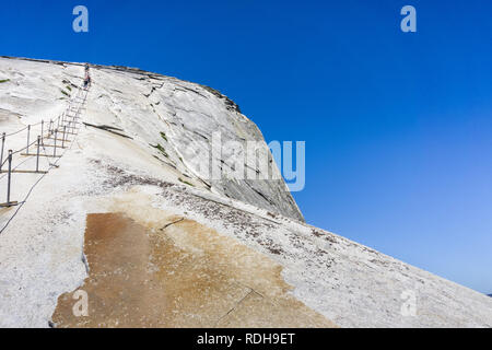 Bis auf den Half Dome Kabel an einem sonnigen Sommertag, Yosemite National Park, Kalifornien Stockfoto