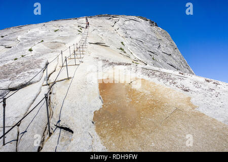 Bis auf den Half Dome Kabel an einem sonnigen Sommertag, Yosemite National Park, Kalifornien Stockfoto