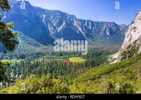 Yosemite Valley als Vom trail Upper Yosemite Falls gesehen, Yosemite National Park, Kalifornien Stockfoto