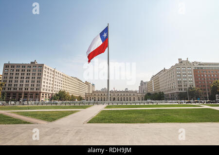 La Moneda Palace und Bicentenario chilenischer Flagge - Santiago, Chile Stockfoto