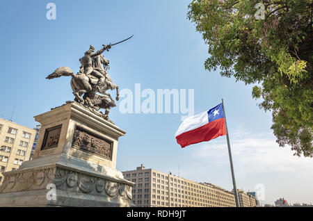 Bernando O'Higgins Allgemeine Statue an Bulnes Square und Bicentenario chilenischer Flagge - Santiago, Chile Stockfoto