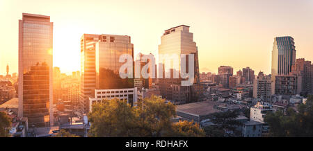 Moderne Gebäude in dowtown Santiago bei Sonnenuntergang - Santiago, Chile Stockfoto