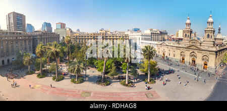 Panoramablick auf das Luftbild von Plaza de Armas Square und der Metropolitan Kathedrale Santiago - Santiago, Chile Stockfoto