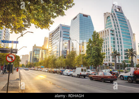 Apoquindo Avenue und modernen Gebäuden von Las Condes Nachbarschaft bei Sonnenuntergang - Santiago, Chile Stockfoto