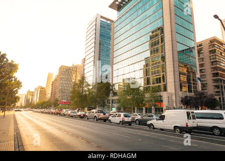 Apoquindo Avenue und modernen Gebäuden von Las Condes Nachbarschaft bei Sonnenuntergang - Santiago, Chile Stockfoto