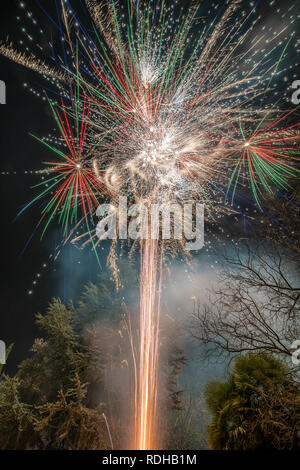 Eine erstaunliche Feuerwerk-Show während der Silvesterfeier für den Beginn eines glücklichen neuen Jahres an einem schönen Weihnachten in Spanien, eine bunte Show Stockfoto