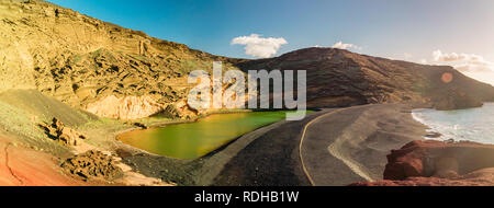 Panorama Sonnenuntergang Landschaft von Charco de Los Clicos (Grüne Lagune) Lago Verde in der Nähe von El Golfo in Yaiza, Las Palmas, Lanzarote, Spanien Stockfoto