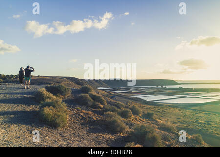 Laguna de Janubio smaragd-grünen salzwasser Lagune an der Salinas de Janubio, Yaiza, Las Palmas, Lanzarote, Spanien Stockfoto