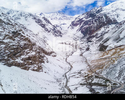 Ein Luftbild, Andentäler in Zentralchile bei Cajon del Maipo, Santiago de Chile, herrliche Ausblicke über Berge und Gletscher ein perfekter Ort Stockfoto