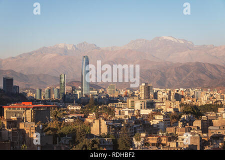 Aaerial Blick auf Santiago Skyline bei Sonnenuntergang mit Anden - Santiago, Chile Stockfoto