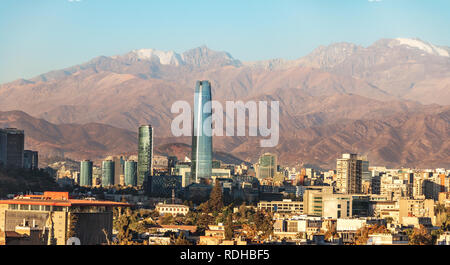 Aaerial Blick auf Santiago Skyline bei Sonnenuntergang mit Anden - Santiago, Chile Stockfoto