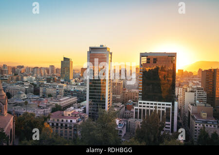 Moderne Gebäude in dowtown Santiago bei Sonnenuntergang - Santiago, Chile Stockfoto