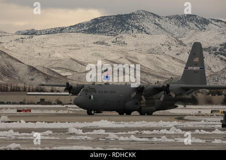 Nevada Air National Guard C-130 kehrt aus der Bereitstellung für ein Mitte-Deployment auslagern. Die C-130 brachte ca. 25 Flieger Heim für die Auslagerung. Stockfoto