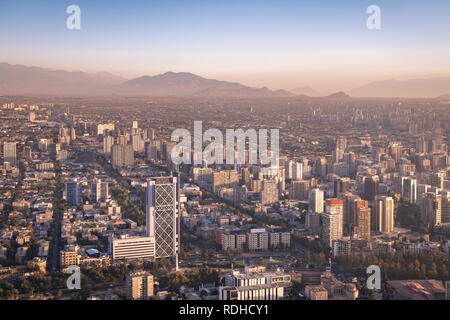 Luftbild der Innenstadt von Santiago bei Sonnenuntergang - Santiago, Chile Stockfoto