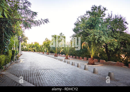 Straße am Berg San Cristobal - Santiago, Chile Stockfoto