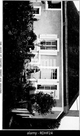 . Eine Geschichte der Percheron Pferd: mit bisher unveröffentlichten Daten über den Ursprung und die Entwicklung der modernen Art der schweren Zug, von authentischen Dokumenten, Aufzeichnungen und Manuskripte in den nationalen Archiven der französischen Regierung ausgearbeiteten, zusammen mit einer detaillierten Beschreibung der Einführung und Verbreitung der Rasse in den Vereinigten Staaten, auf die sich ein Symposium reflektiert die Ansichten der führenden zeitgenössischen Importeure und Züchter berühren die Auswahl, Fütterung und allgemeine Verwaltung der Hengste, Zuchtstuten und Fohlen angehängt wird. Percheron Pferd. . Bitte beachten Sie, dass die Stockfoto