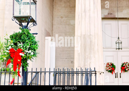 A Christmas wreath hängt von einem Post an der Christ Church Cathedral, Dez. 23, 2018 in Mobile, Alabama. Die Kirche wurde im Jahre 1823 errichtet. Stockfoto