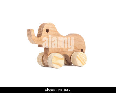 Foto von einem hölzernen Elefanten auf Rädern der Buche. Spielzeug aus Holz Elefant Auto auf einem weißen Hintergrund isoliert Stockfoto