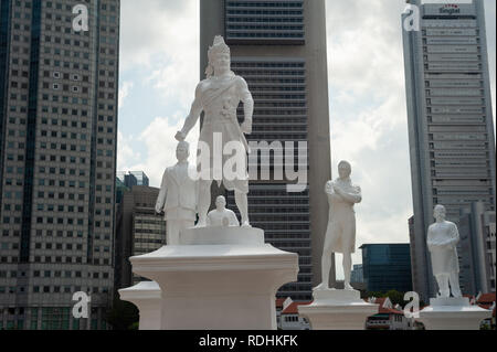 06.01.2019, Singapur, Republik Singapur, Asien - die Statue von Sir Stamford Raffles ist an der Landestelle entlang des Singapore River gesehen. Stockfoto