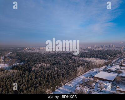 Urbane Landschaft: hoch moderne Wohn- Gebäude, Straßen, Einkaufszentren, Himmel und Wolken in einem kalten Winter Tag schießen mit quadrocopter Stockfoto