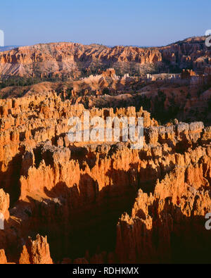 USA, Utah, Bryce Canyon Nationalpark, bunte Turmspitzen hoodoos genannt; Blick nach Osten von Fairyland Point. Stockfoto