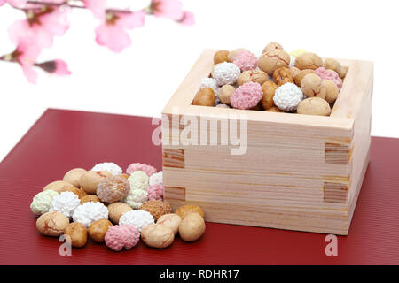 Japanische traditionelle Veranstaltung, Soja Snacks werden auf einer jährlichen Veranstaltung/Setsubun verwendet. Stockfoto