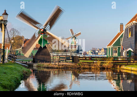 Niederlande, "Zaanse Schans" in Zaandam, Open air touristische Attraktion mit Windmühlen und Häuser, vor allem aus dem 17. und 18. Jahrhundert. Stockfoto