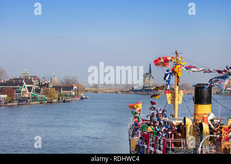 Niederlande, "Zaanse Schans" in Zaandam, Open air touristische Attraktion mit Windmühlen und historischen Häusern. Festival der Sinterklaas am 5. Dezember. Stockfoto
