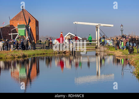 Niederlande, "Zaanse Schans" in Zaandam, Open air touristische Attraktion mit Windmühlen und historischen Häusern. Festival der Sinterklaas am 5. Dezember. Stockfoto