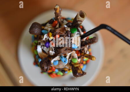 Überlast Milchshake Schokolade mit Sahne, Schokolade, Kekse, Schokolade, Schokolade waffer Sticks, Pralinen und Schokolade. Stockfoto