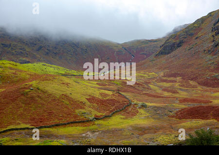 Little Langdale Valley in der Lake District National Park an einem nebligen Wintertag, Cumbria, England Stockfoto