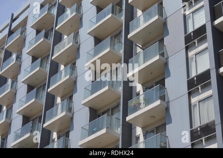 Balkon eines weißen Gebäude während eines sonnigen nach Mittag in Pasay City, Philippinen. Stockfoto