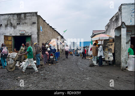 Die Straßen in Goma, Nord-Kivu, Demokratische Republik Kongo sind schlammig, überfüllt und chaotisch. Stockfoto