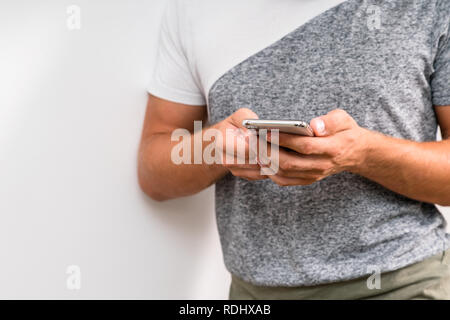 Nahaufnahme der Hände des Menschen holding Smart Handy mit leeren Kopie Platz für Ihren Text. Student der Eingabe einer Nachricht auf dem Mobiltelefon während Stockfoto