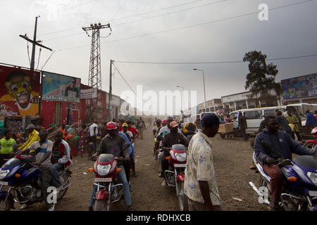 Die Straßen in Goma, Nord-Kivu, Demokratische Republik Kongo sind staubig, überfüllt und chaotisch. Stockfoto