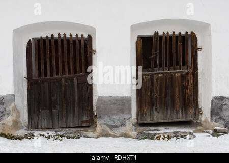 Türen eines traditionellen Getreidespeicher in Karlova Dorf im Norden der Slowakei. Stockfoto