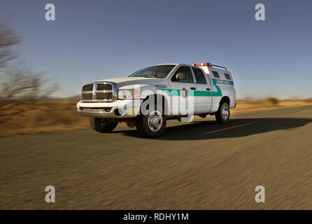 Uns Boarder Patrol Dodge Cruiser fahren in der Nähe des mexikanischen auf der US-mexikanischen Grenze im Arizona, USA Stockfoto