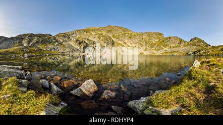 Wunderschönen kristallklaren See in den bulgarischen Bergen auf der sonnigen dummer Tag Stockfoto