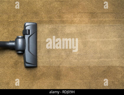 Kopf eines modernen Staubsauger verwendet werden, während das Staubsaugen eine Wolldecke. Reinigung Service Konzept. Prozess der Staubsaugen Teppich mit Staubsauger Stockfoto