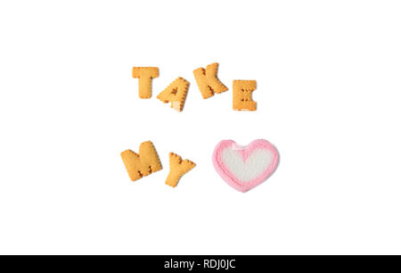 Das Wort NEHMEN SIE MEIN HERZ mit Alphabet geformte Plätzchen und ein Herz geformt Marshmallow candy auf weißem Hintergrund geschrieben Stockfoto