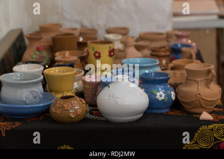 Viele wunderschön dekorierte Tontöpfe. Kinder Kunsthandwerk Stockfoto