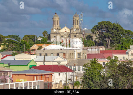 Die anglikanische Kathedrale von St. John's, Antigua Blick über Dächer. Stockfoto