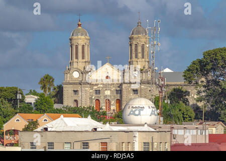 Die anglikanische Kathedrale von St. John's, Antigua Blick über Dächer. Stockfoto