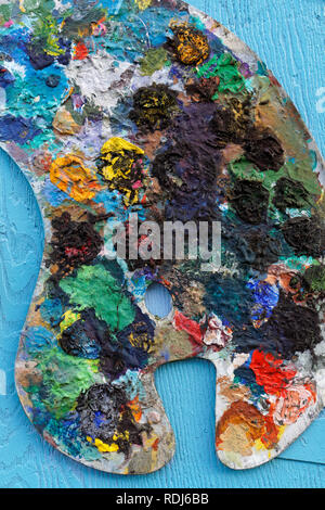 Nahaufnahme der Palette eines Künstlers mit bunten Farbe Flecken Stockfoto