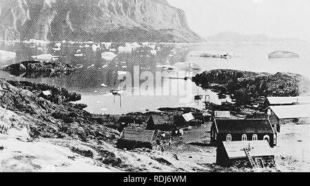 . Ein Sommer in Grönland. Natural History. Platte XXVII&amp;*. /V. ZT. Holtbim phot. Abb. 44. Hinter DER SIEDLUNG UMANAK. Bitte beachten Sie, dass diese Bilder sind von der gescannten Seite Bilder, die digital für die Lesbarkeit verbessert haben mögen - Färbung und Aussehen dieser Abbildungen können nicht perfekt dem Original ähneln. extrahiert. Seward, A.C. (Albert Charles), 1863-1941. Cambridge: University Press Stockfoto