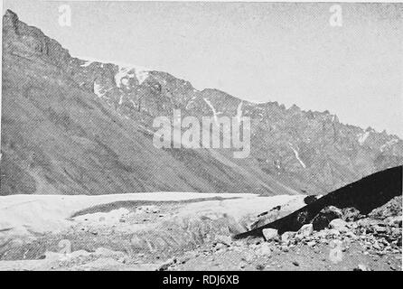 . Ein Sommer in Grönland. Natural History. Abb. 4 O. UPERNIVIK Südküste der Insel. "&Lt;4 "ABB. 41. Gletscher, UPERNIVIK INSEL. Bitte beachten Sie, dass diese Bilder sind von der gescannten Seite Bilder, die digital für die Lesbarkeit verbessert haben mögen - Färbung und Aussehen dieser Abbildungen können nicht perfekt dem Original ähneln. extrahiert. Seward, A.C. (Albert Charles), 1863-1941. Cambridge: University Press Stockfoto