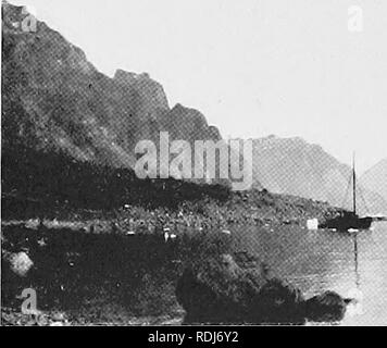 . Ein Sommer in Grönland. Natural History. Platte XXIII. Abb. 38. Blick über UMANAK FJORD VOM SÜDUFER DES UPERNIYIK INSEL. Bitte beachten Sie, dass diese Bilder sind von der gescannten Seite Bilder, die digital für die Lesbarkeit verbessert haben mögen - Färbung und Aussehen dieser Abbildungen können nicht perfekt dem Original ähneln. extrahiert. Seward, A.C. (Albert Charles), 1863-1941. Cambridge: University Press Stockfoto