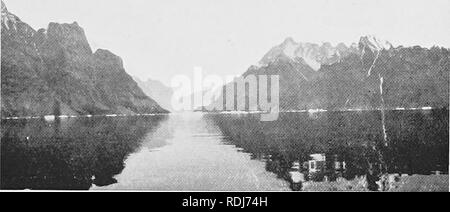 . Ein Sommer in Grönland. Natural History. Platte X. Abb. 15. Berge, auf der östlichen Seite der UMANAK FJORD. Bitte beachten Sie, dass diese Bilder sind von der gescannten Seite Bilder, die digital für die Lesbarkeit verbessert haben mögen - Färbung und Aussehen dieser Abbildungen können nicht perfekt dem Original ähneln. extrahiert. Seward, A.C. (Albert Charles), 1863-1941. Cambridge: University Press Stockfoto